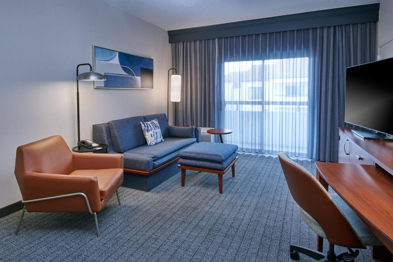 One-Bedroom King Suite at Courtyard by Marriott Detroit Livonia