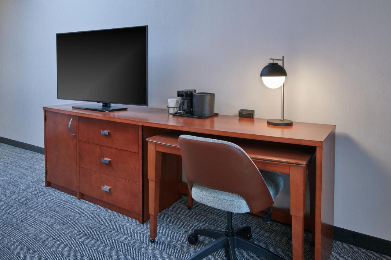 | Courtyard by Marriott Detroit Livonia
