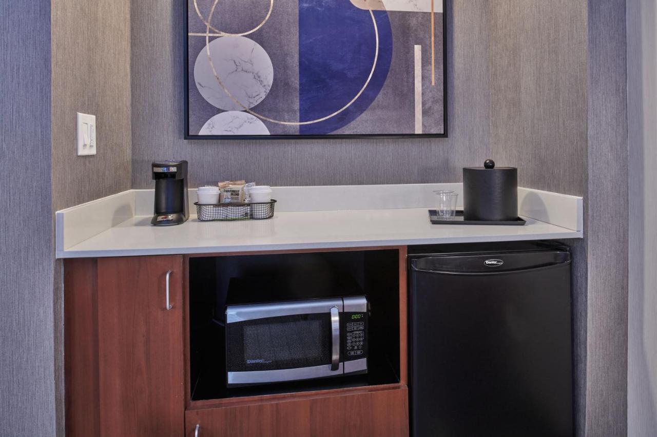 One-Bedroom King Suite at Courtyard by Marriott Detroit Livonia