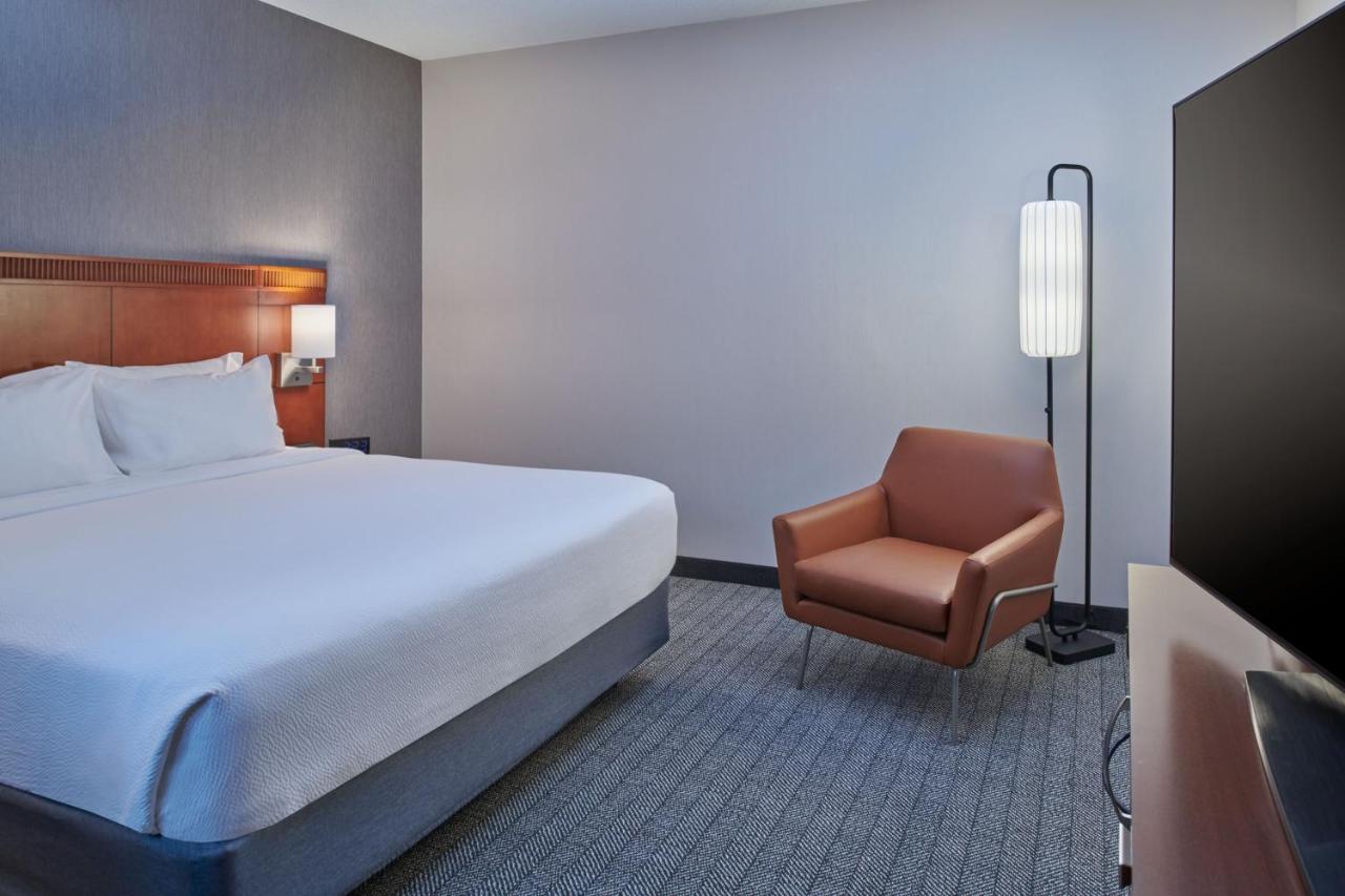One-Bedroom King Suite at Courtyard by Marriott Detroit Livonia