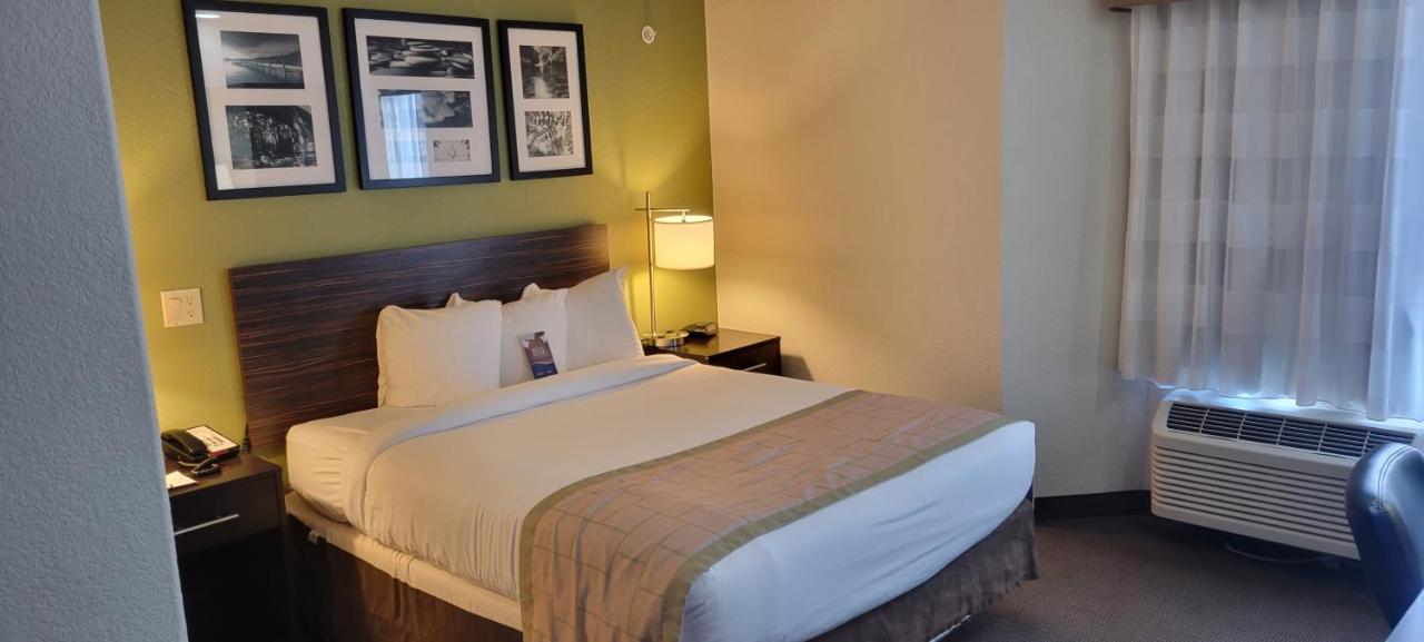 Deluxe Queen Room - Disability Access/Non-Smoking at Baymont by Wyndham Pueblo