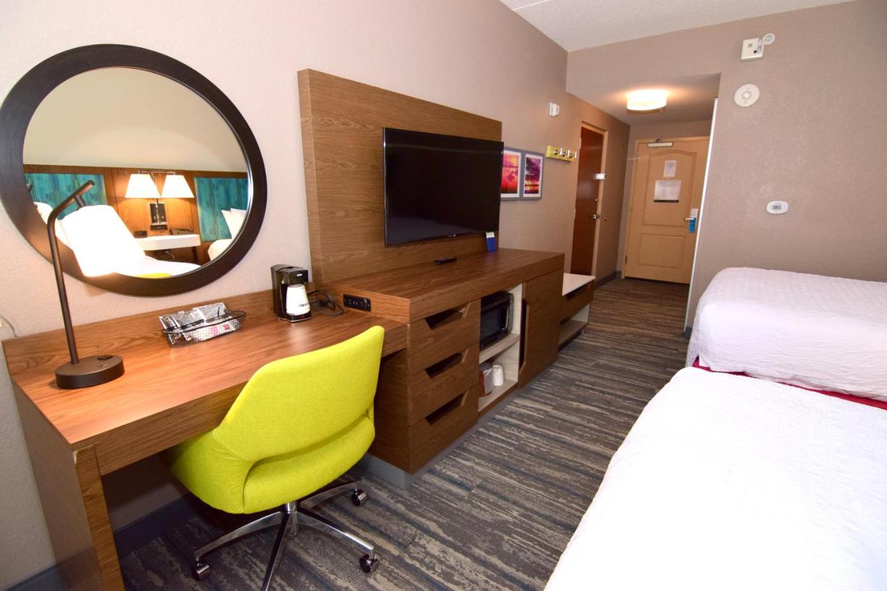 Queen Room - Non-Smoking at Hampton Inn Leesburg/Tavares