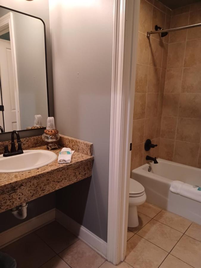 | Natchez Manor Bed & Breakfast