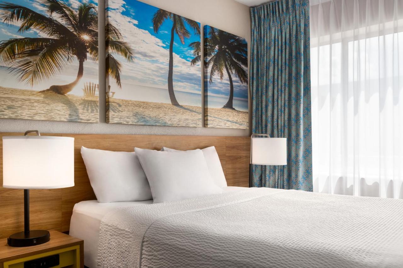 Queen Room - Non-Smoking at Days Inn by Wyndham Miami Airport North