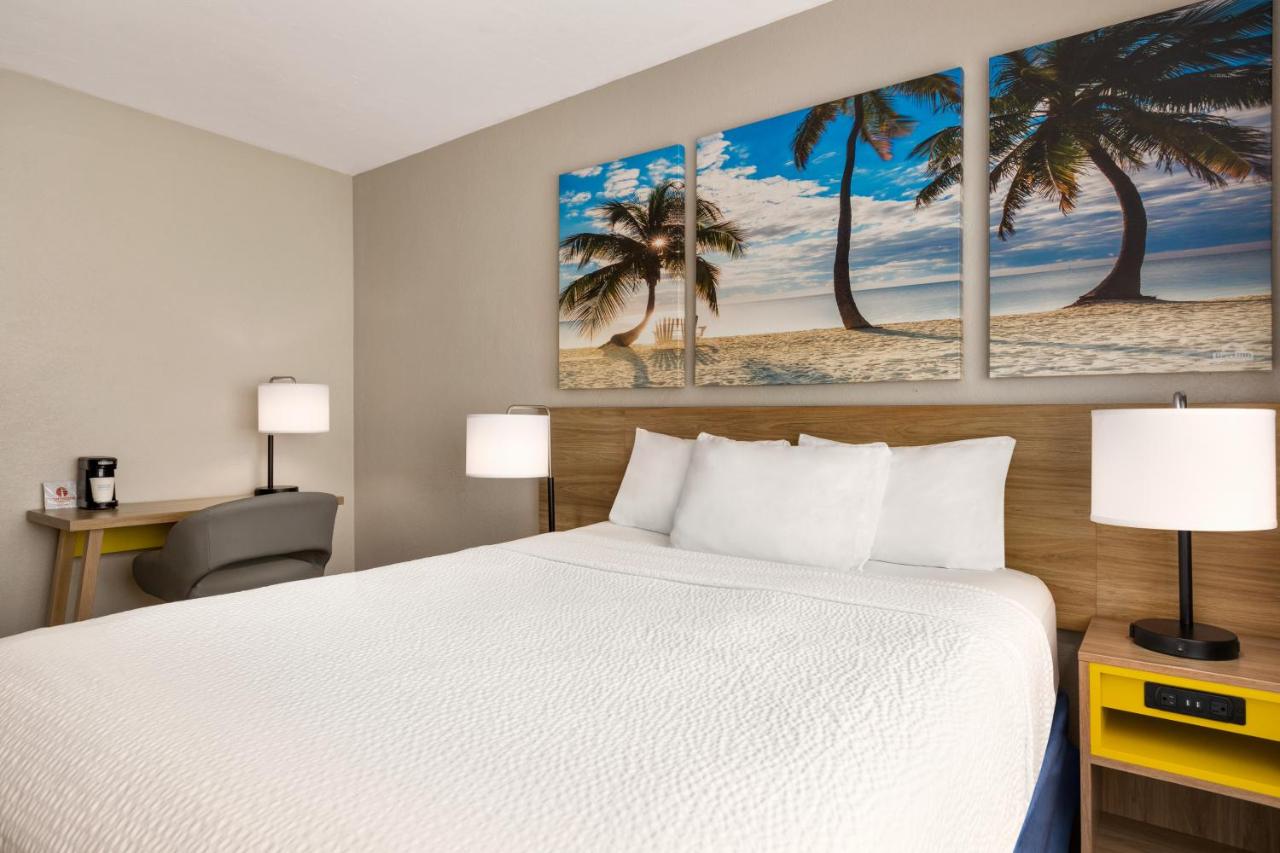 Queen Room - Non-Smoking at Days Inn by Wyndham Miami Airport North
