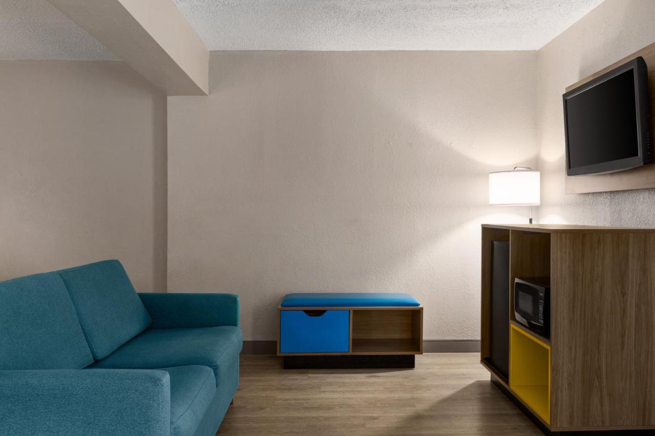 Queen Room with Two Queen Beds - Mobility/Hearing Accessible - Non-Smoking
 at Days Inn by Wyndham Miami Airport North