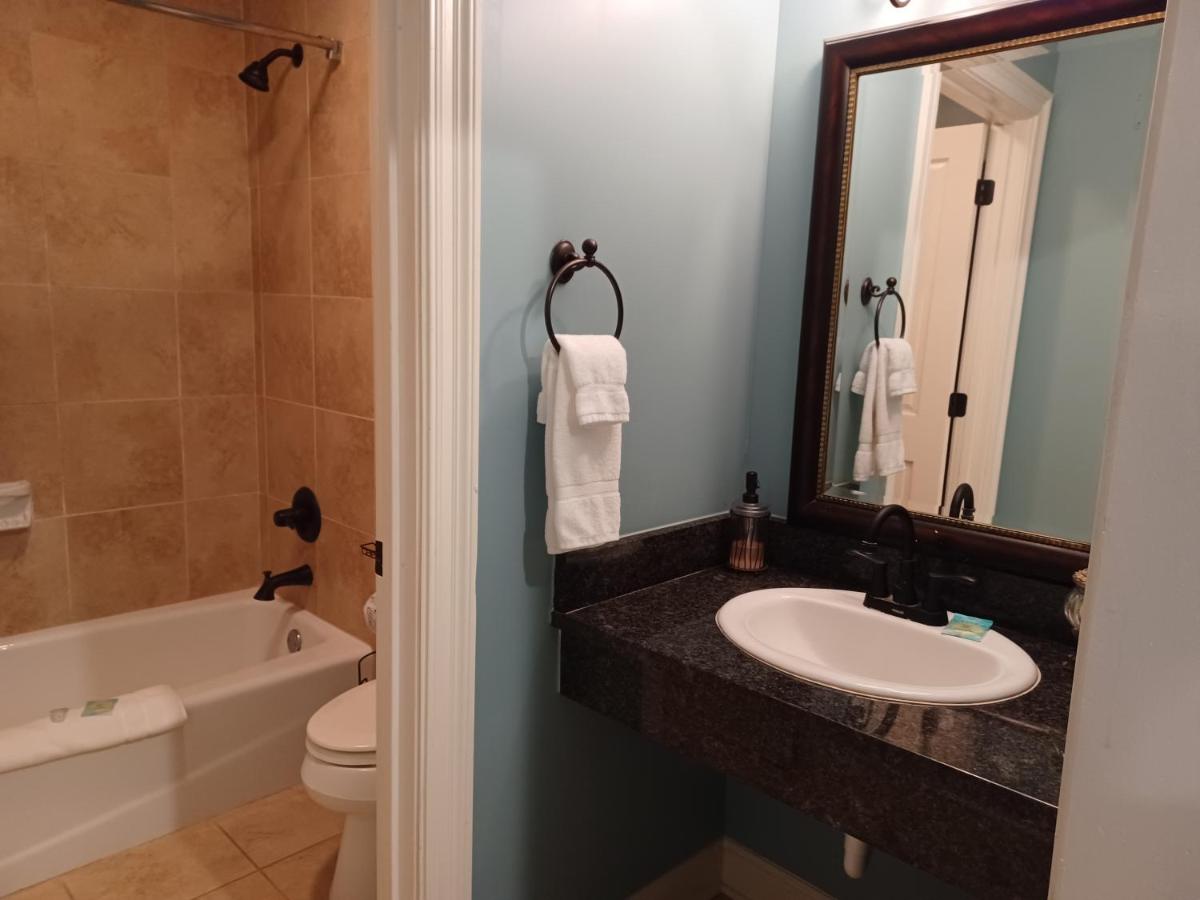 | Natchez Manor Bed & Breakfast