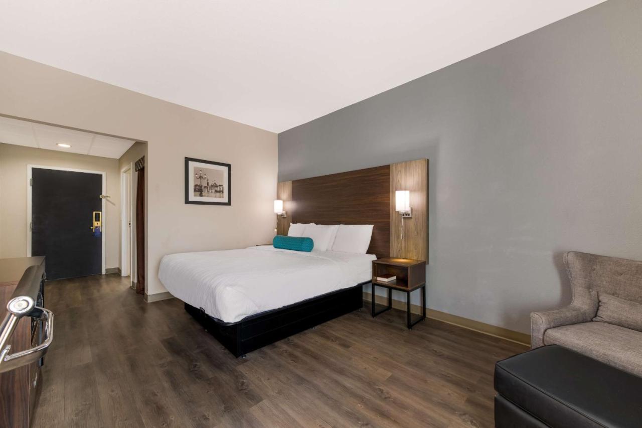 King Room with Bath Tub - Mobility Accessible/Non-Smoking at Best Western Albemarle Inn
