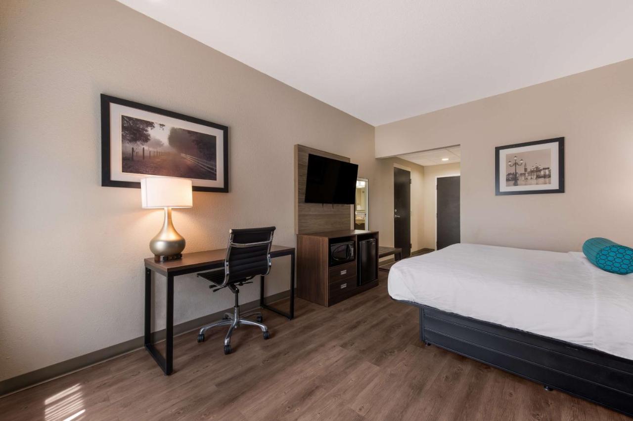 King Room with Bath Tub - Mobility Accessible/Non-Smoking at Best Western Albemarle Inn