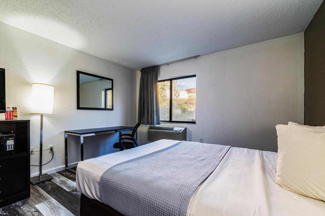  | Econo Lodge Streetsboro