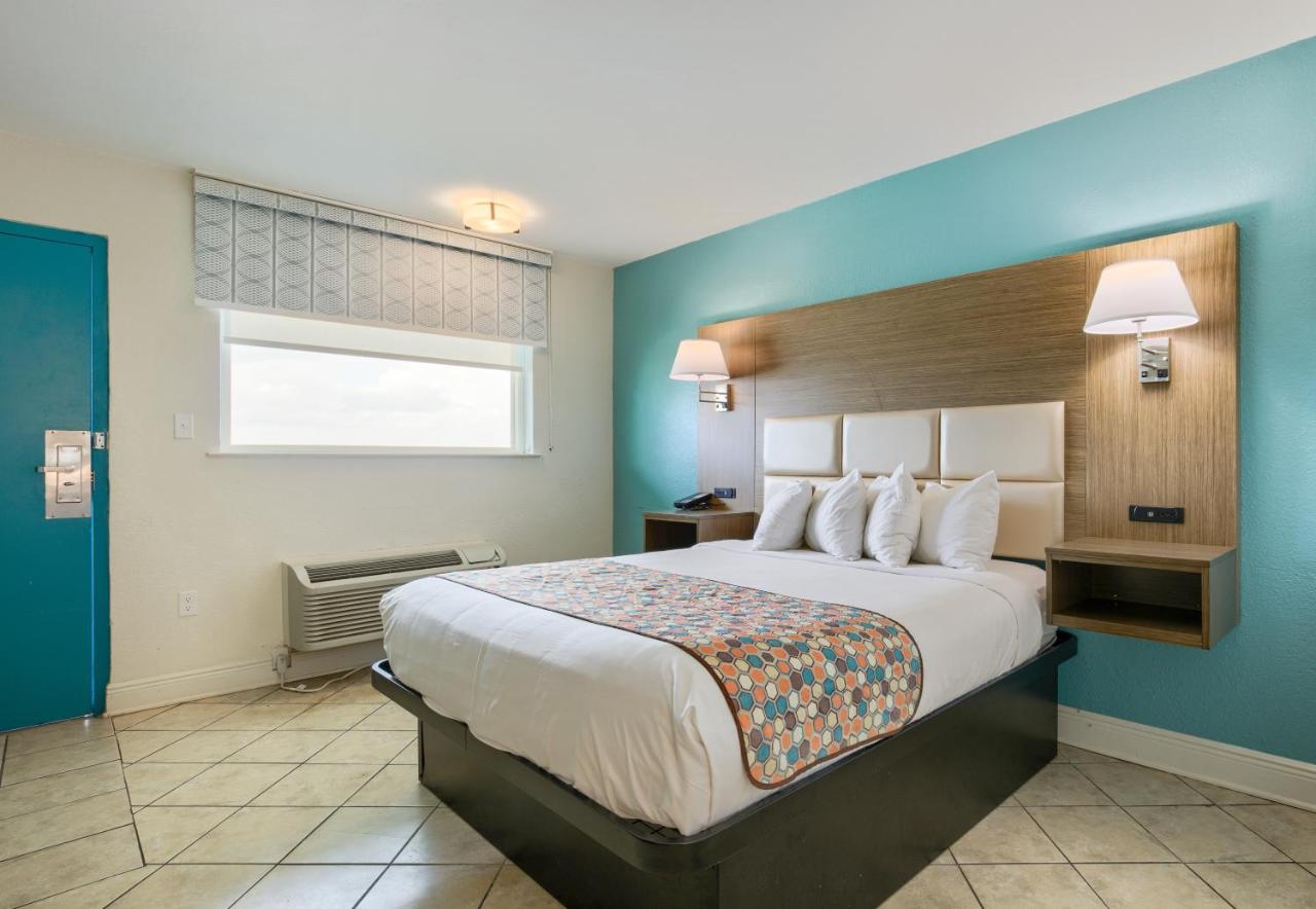 Queen Room at Beachside Resort Hotel