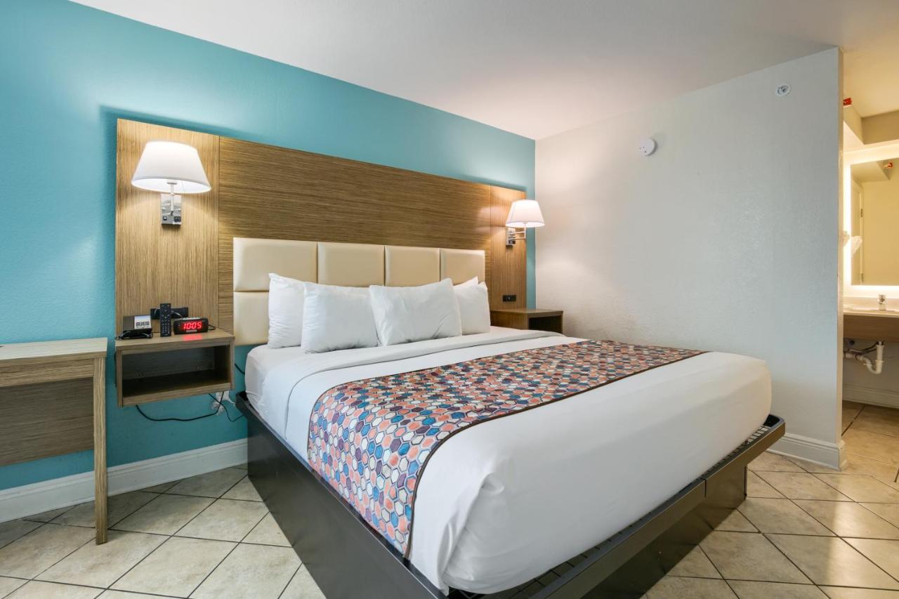 King Room with Sofa Bed at Beachside Resort Hotel