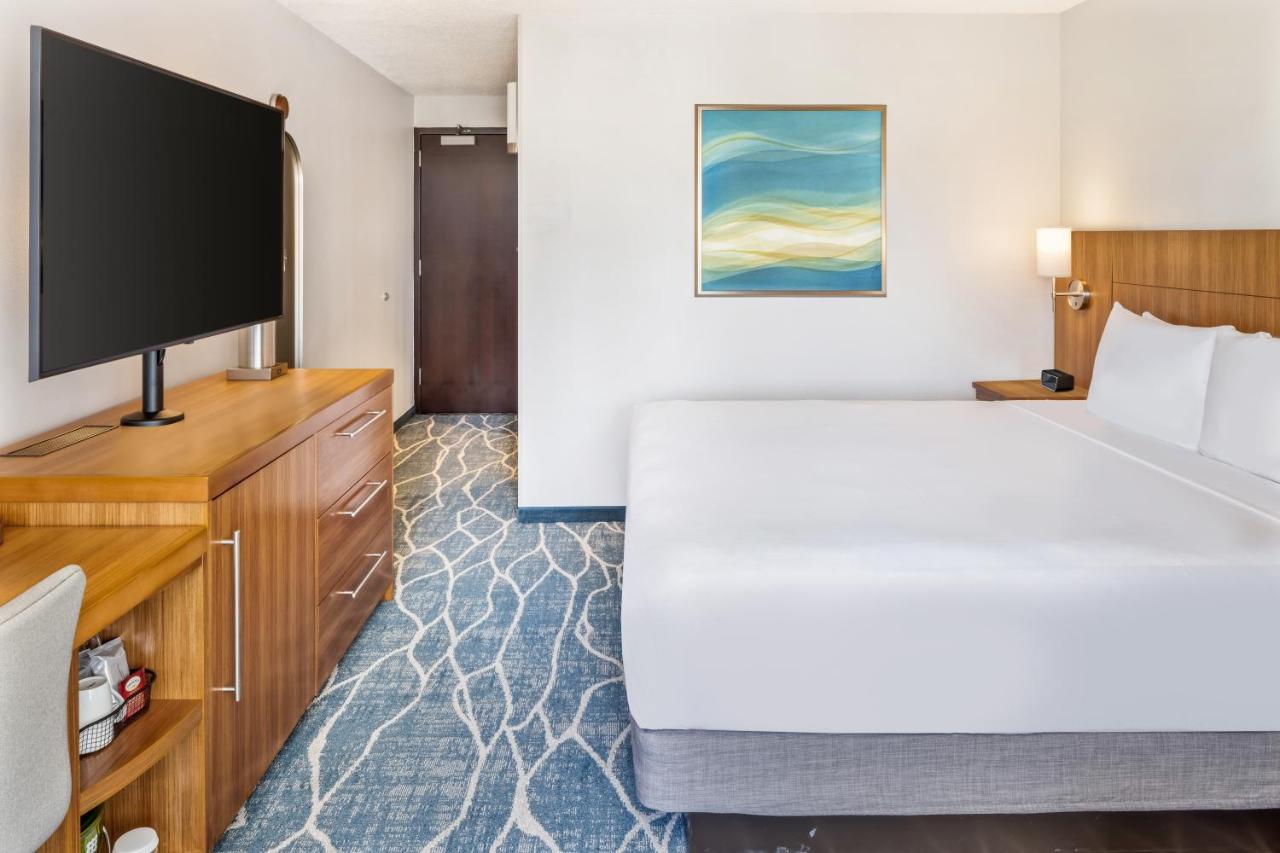 King Room with Mountain View at Hyatt Place Waikiki Beach