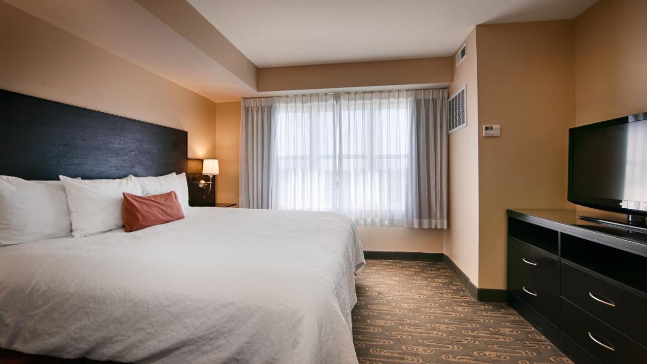 King Kitchen Suite - Disability Access - Roll In Shower at Executive Residency by Best Western Navigator Inn & Suites