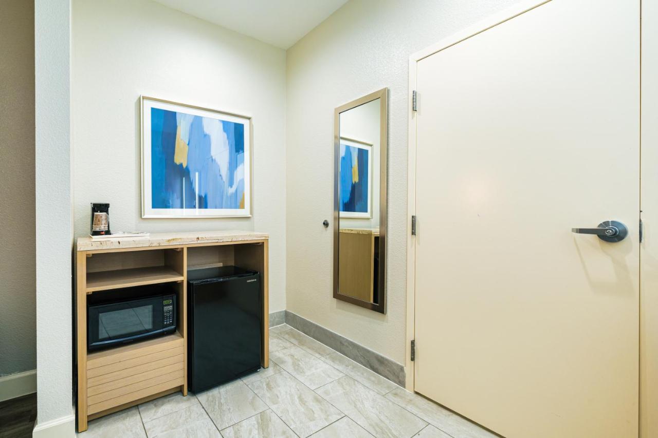 Deluxe Queen Room with Two Queen Beds at Palace Inn IAH Houston Bush Intercontinental Airport