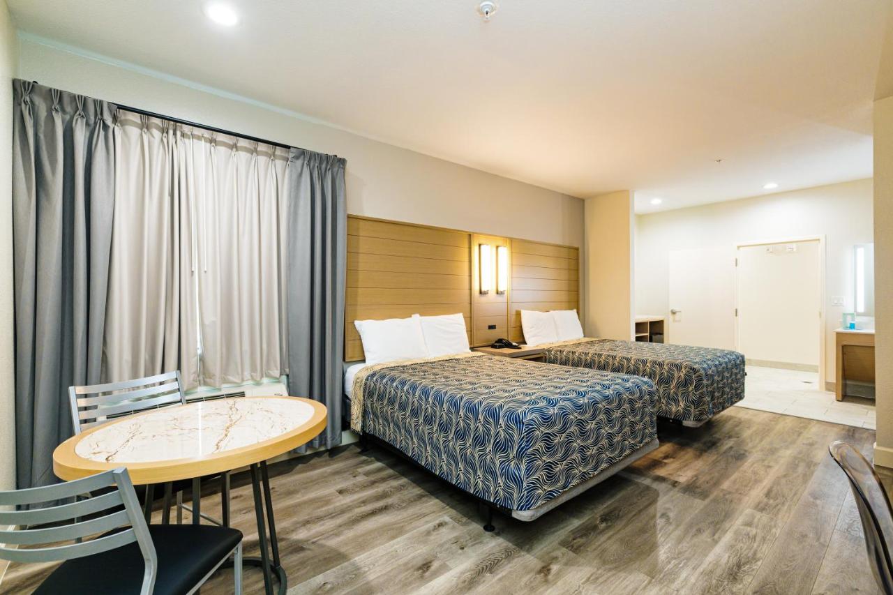 Deluxe Queen Room with Two Queen Beds at Palace Inn IAH Houston Bush Intercontinental Airport