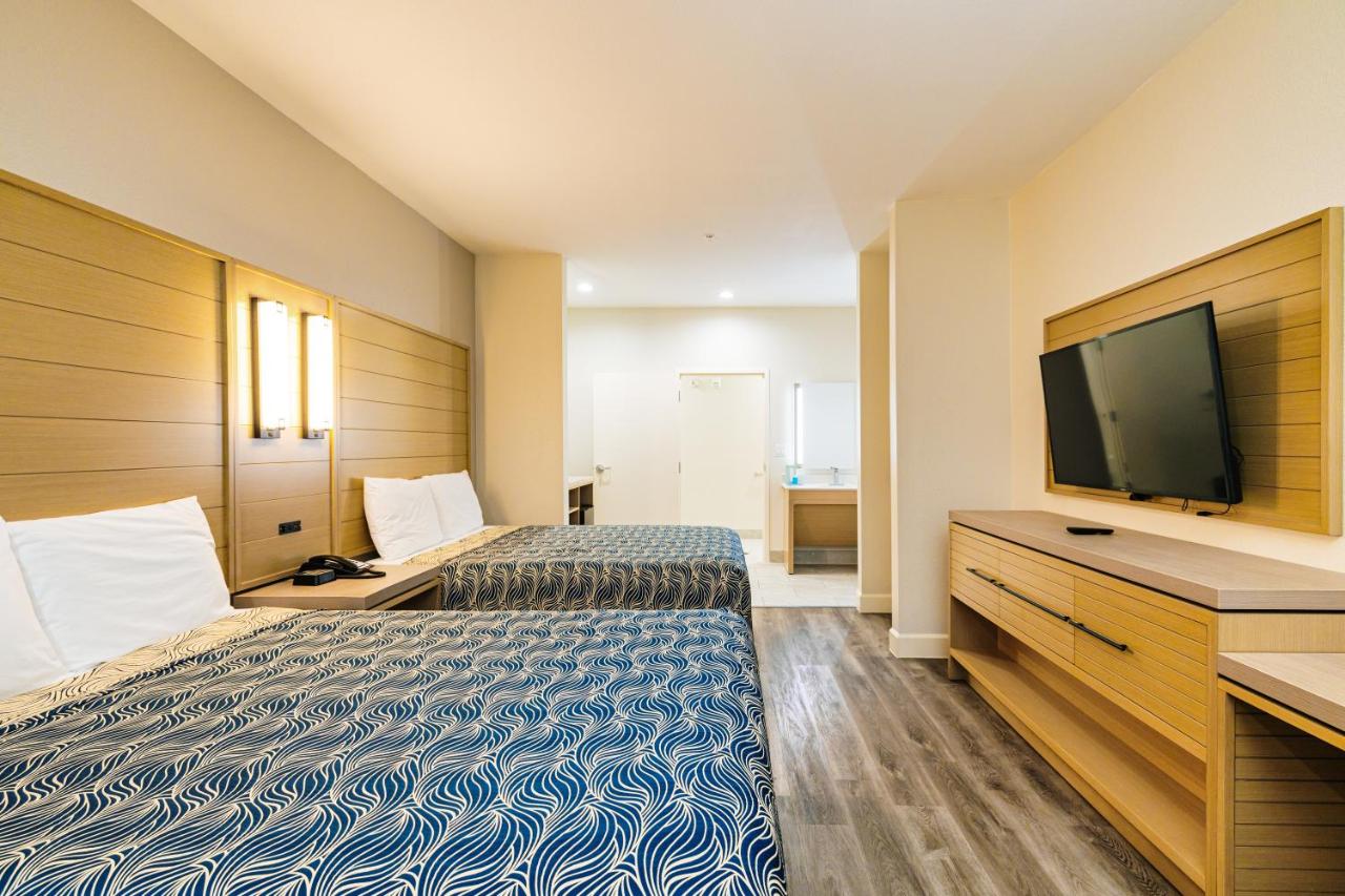 Deluxe Queen Room with Two Queen Beds at Palace Inn IAH Houston Bush Intercontinental Airport