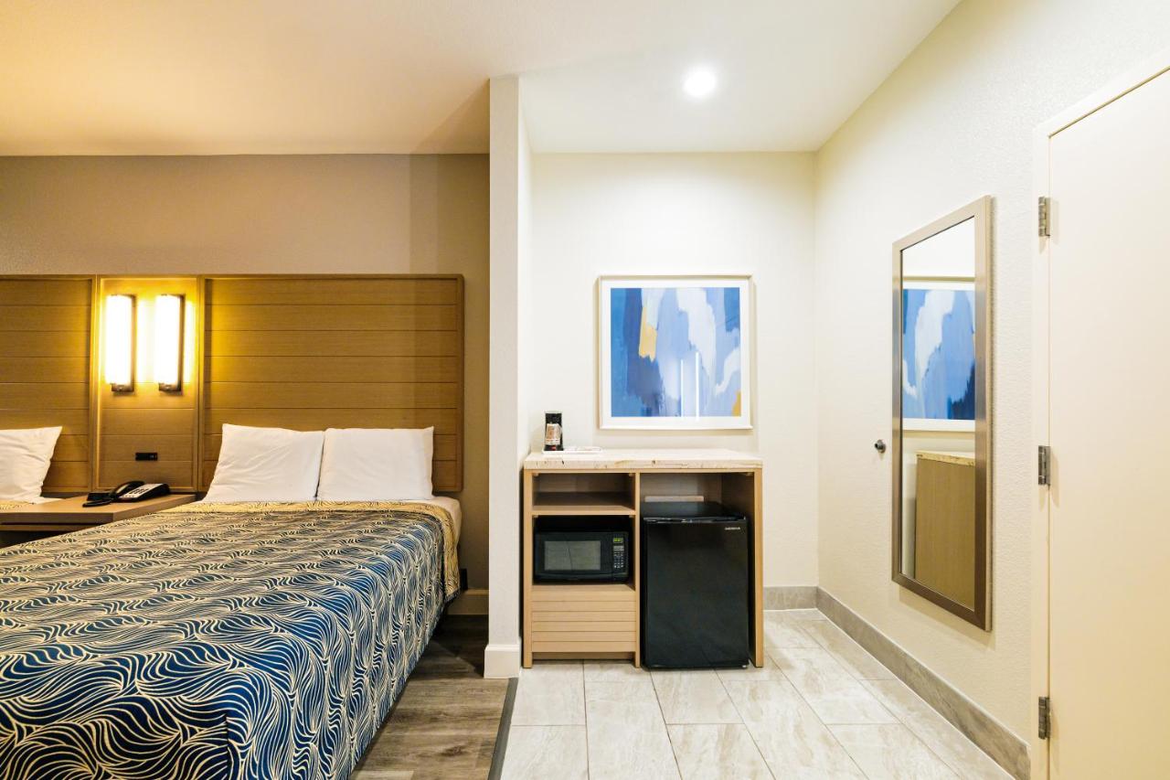 Deluxe Queen Room with Two Queen Beds at Palace Inn IAH Houston Bush Intercontinental Airport