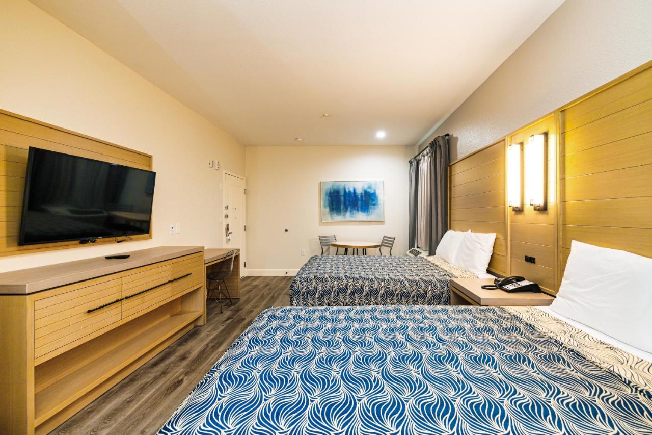 Deluxe Queen Room with Two Queen Beds at Palace Inn IAH Houston Bush Intercontinental Airport
