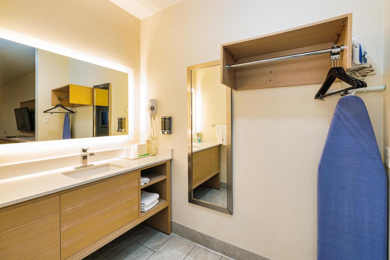 Deluxe King Room at Palace Inn IAH Houston Bush Intercontinental Airport