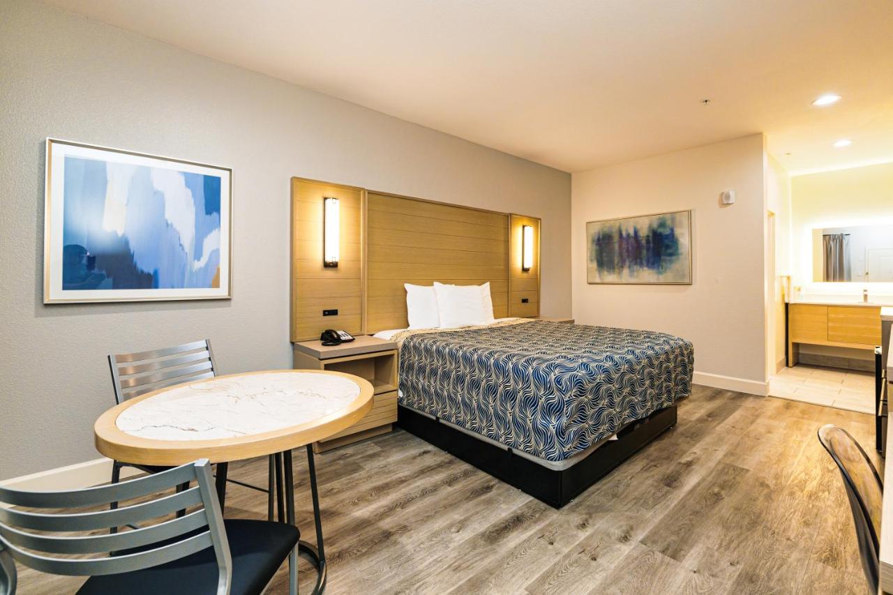 Deluxe King Room at Palace Inn IAH Houston Bush Intercontinental Airport