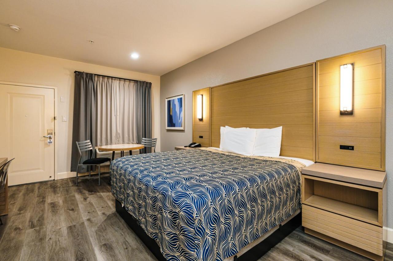 Deluxe King Room at Palace Inn IAH Houston Bush Intercontinental Airport