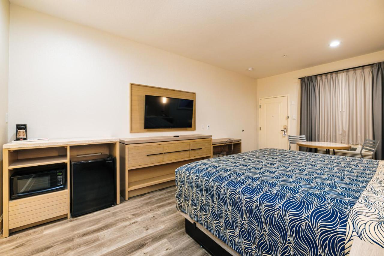 Deluxe King Room at Palace Inn IAH Houston Bush Intercontinental Airport