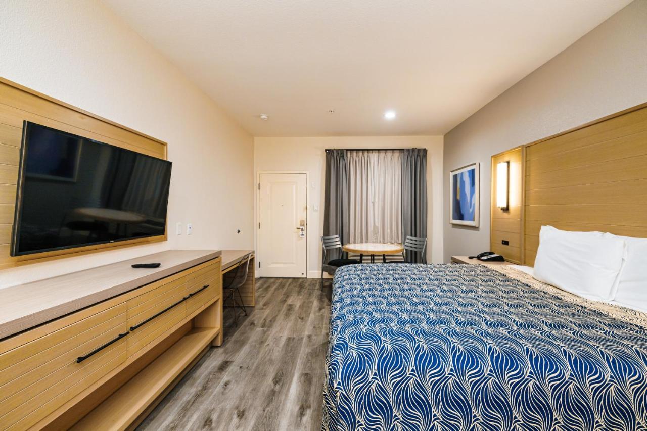 Deluxe King Room at Palace Inn IAH Houston Bush Intercontinental Airport