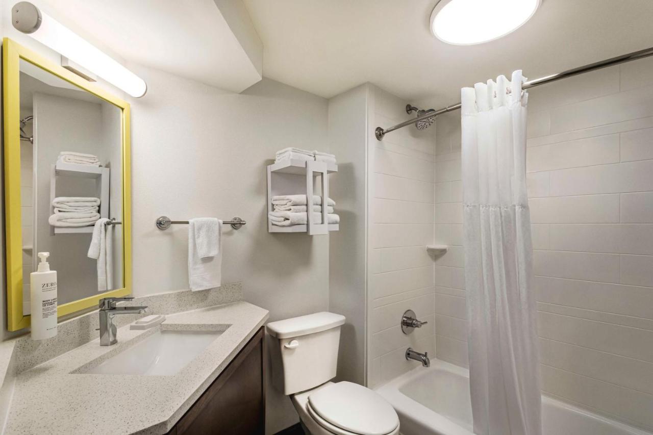 Non-Smoking King Study at Hampton Inn Kansas City-Airport