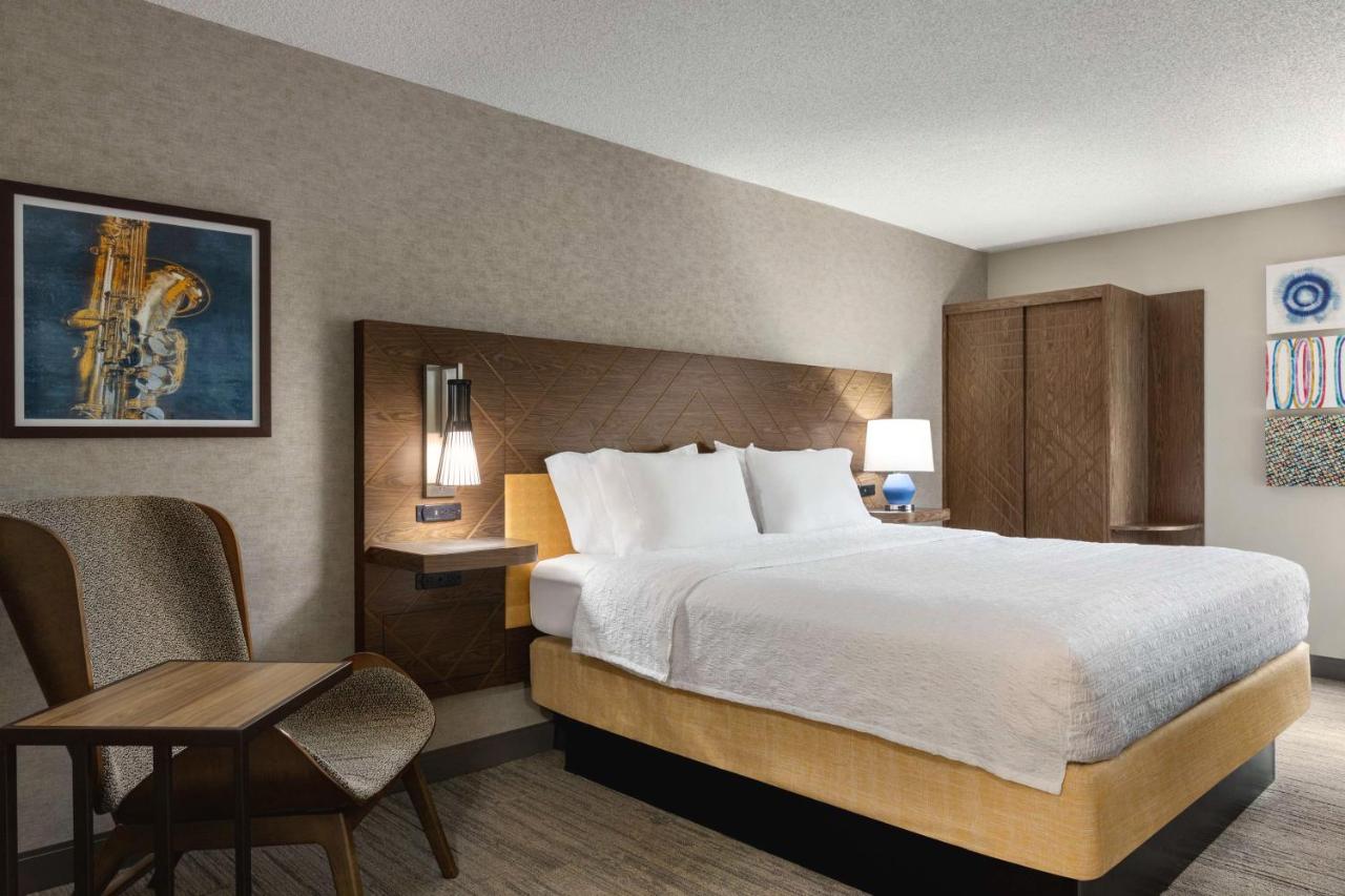 Non-Smoking King Study at Hampton Inn Kansas City-Airport