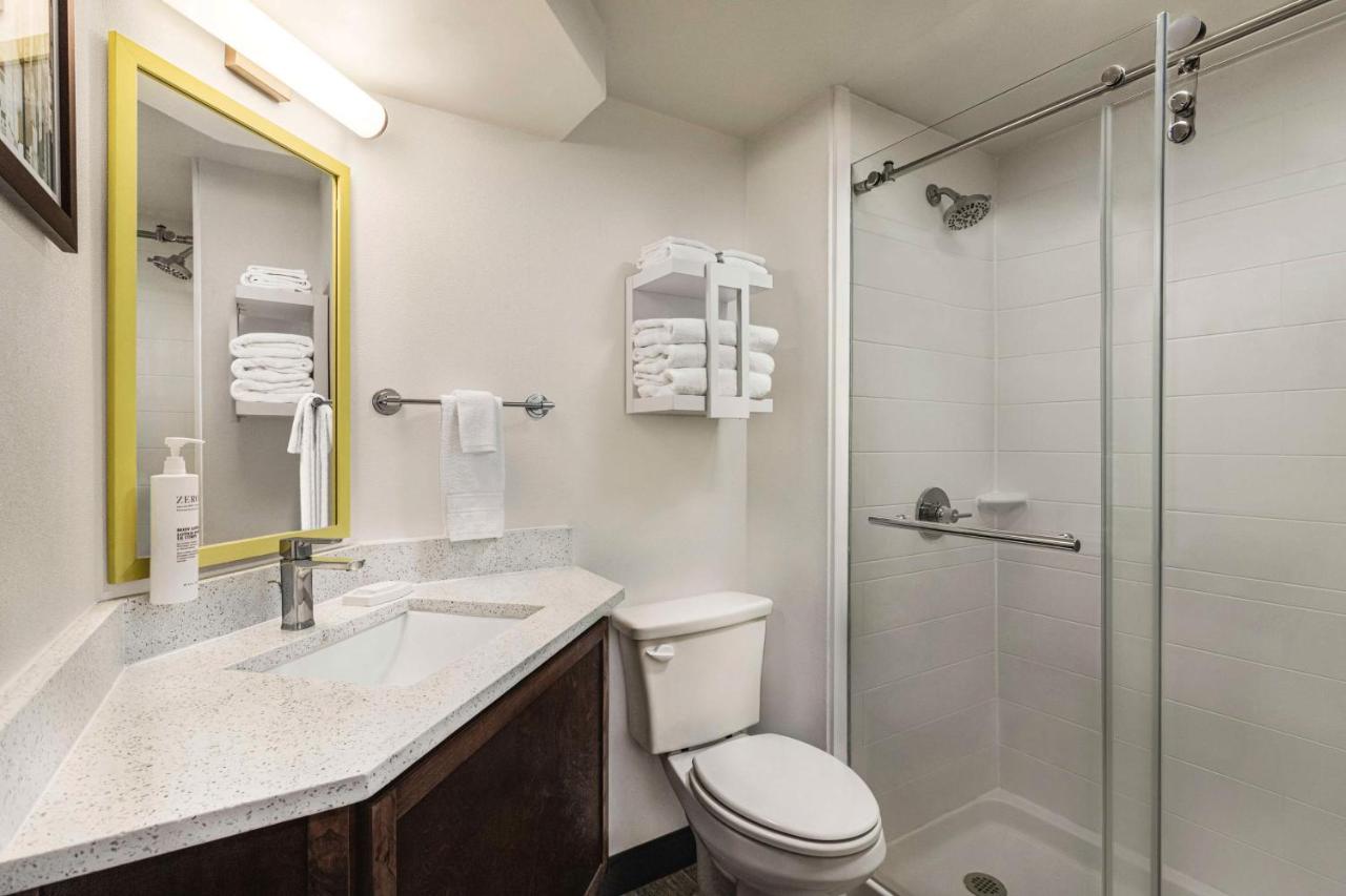 Non-Smoking King Study at Hampton Inn Kansas City-Airport
