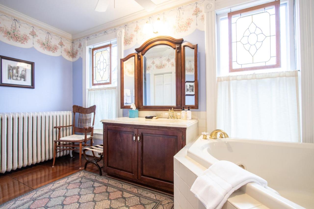 | The Oaks Victorian Inn