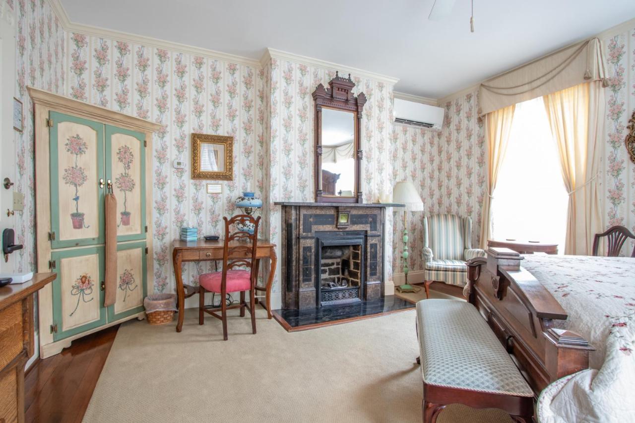 | The Oaks Victorian Inn