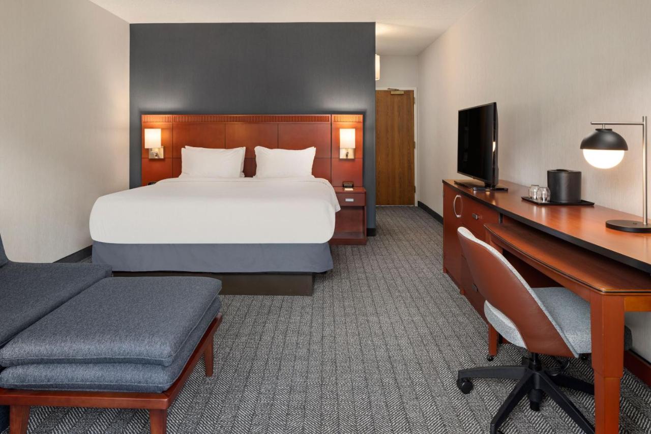 King Room with Sofa Bed at Courtyard Chicago Waukegan Gurnee