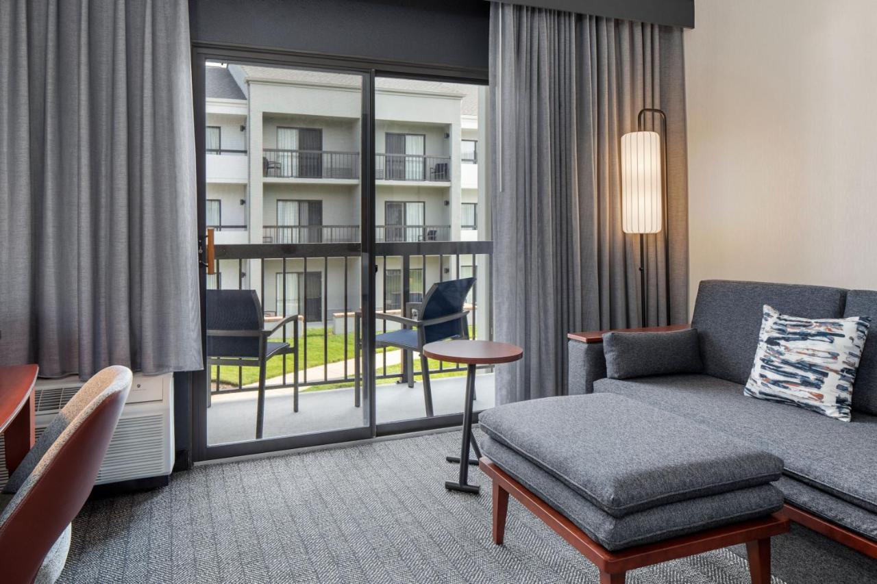 King Room with Sofa Bed at Courtyard Chicago Waukegan Gurnee
