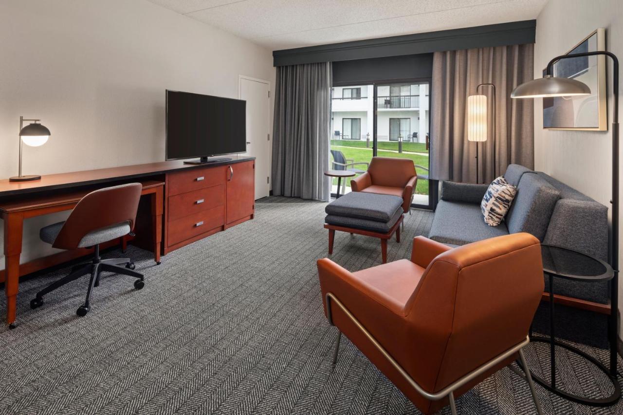 One-Bedroom Suite at Courtyard Chicago Waukegan Gurnee