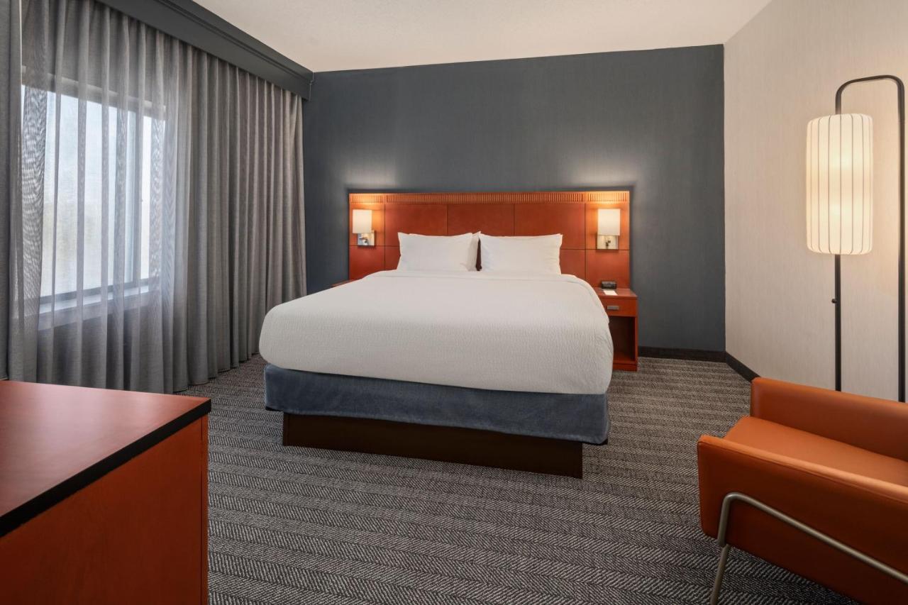 One-Bedroom Suite at Courtyard Chicago Waukegan Gurnee