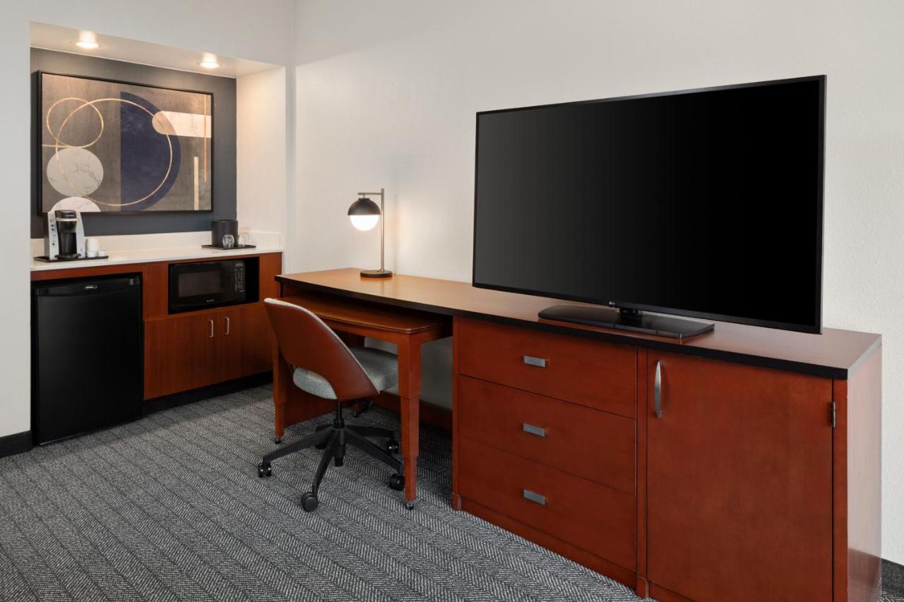 One-Bedroom Suite at Courtyard Chicago Waukegan Gurnee