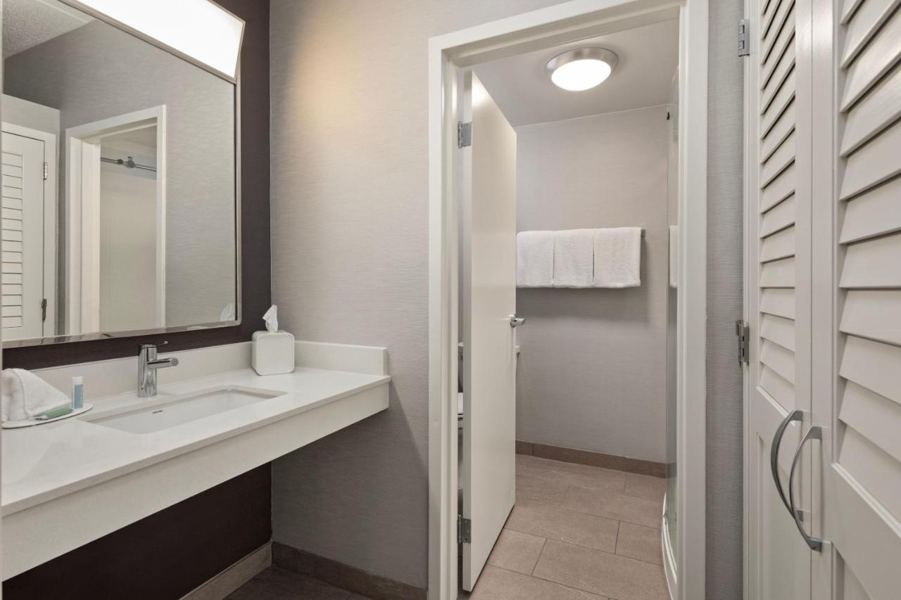 One-Bedroom Suite at Courtyard Chicago Waukegan Gurnee