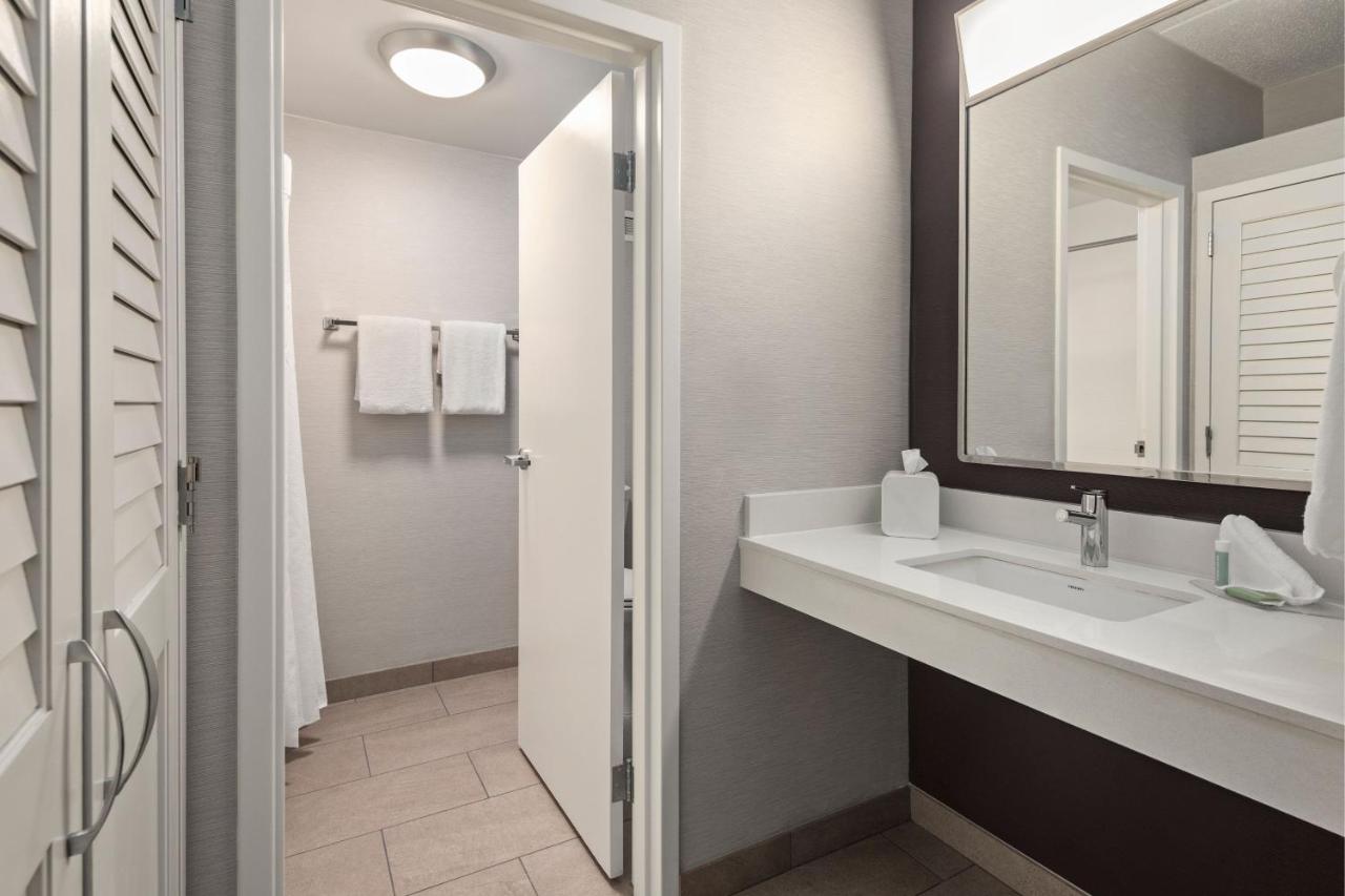 One-Bedroom Suite at Courtyard Chicago Waukegan Gurnee