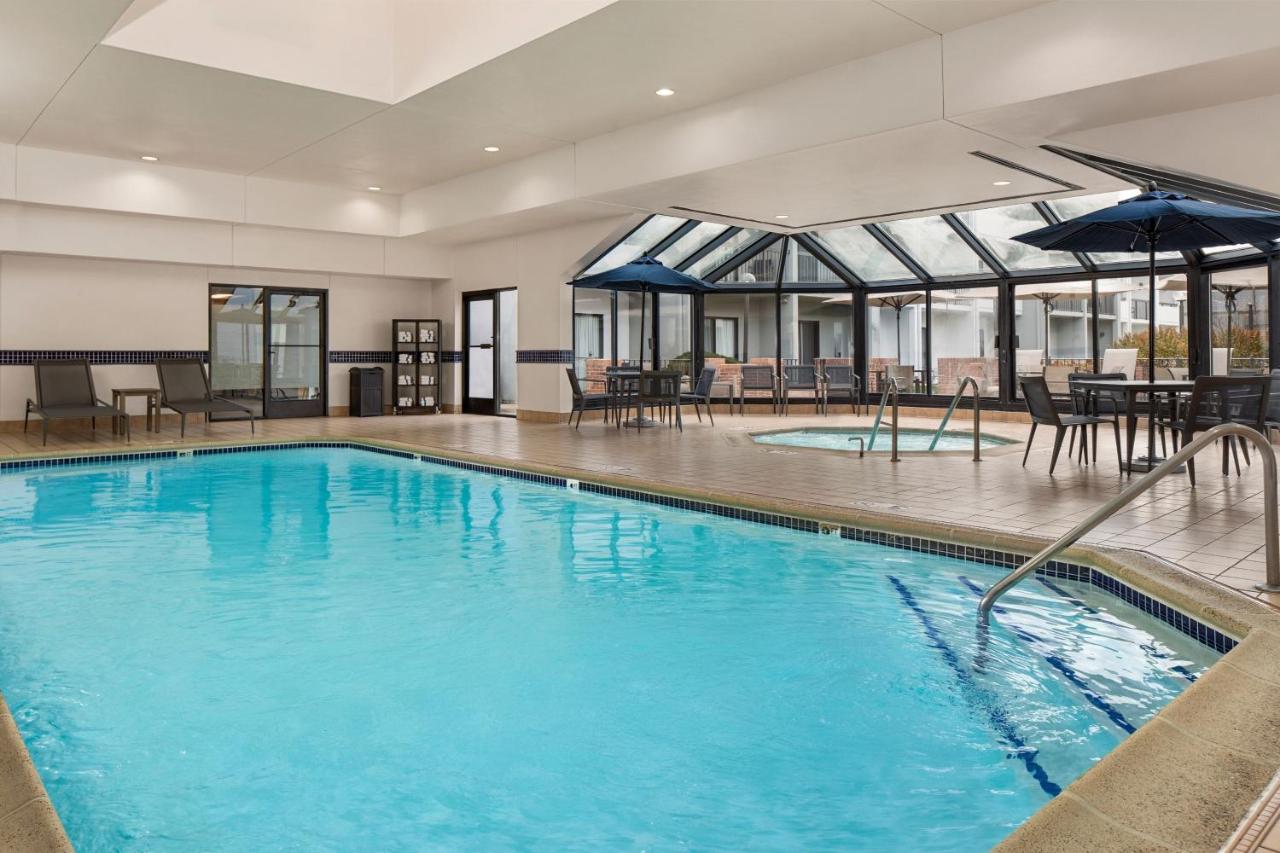 | Courtyard Chicago Waukegan Gurnee