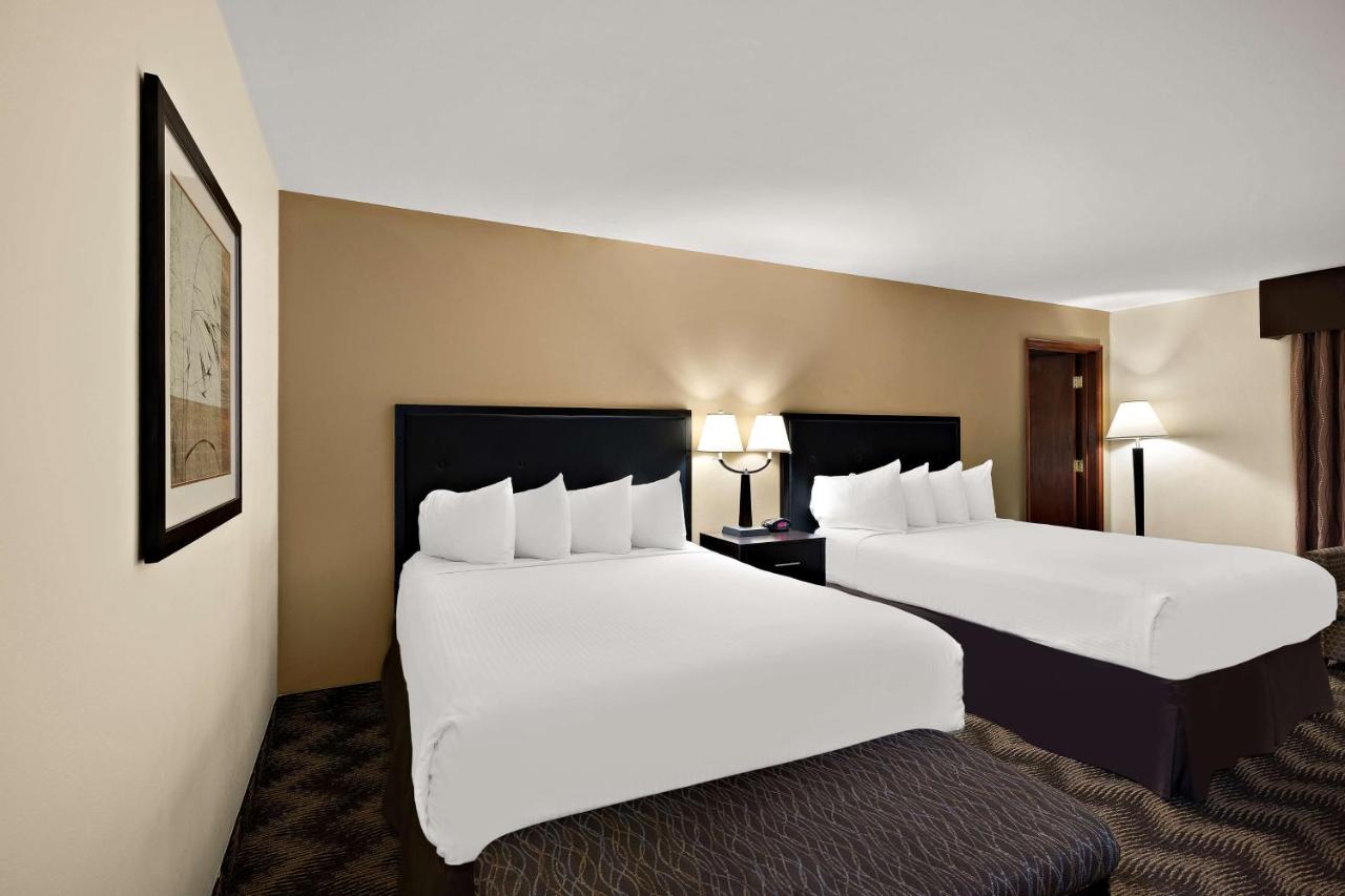 Suite with Three Queen beds at Best Western Plus Gold Country Inn