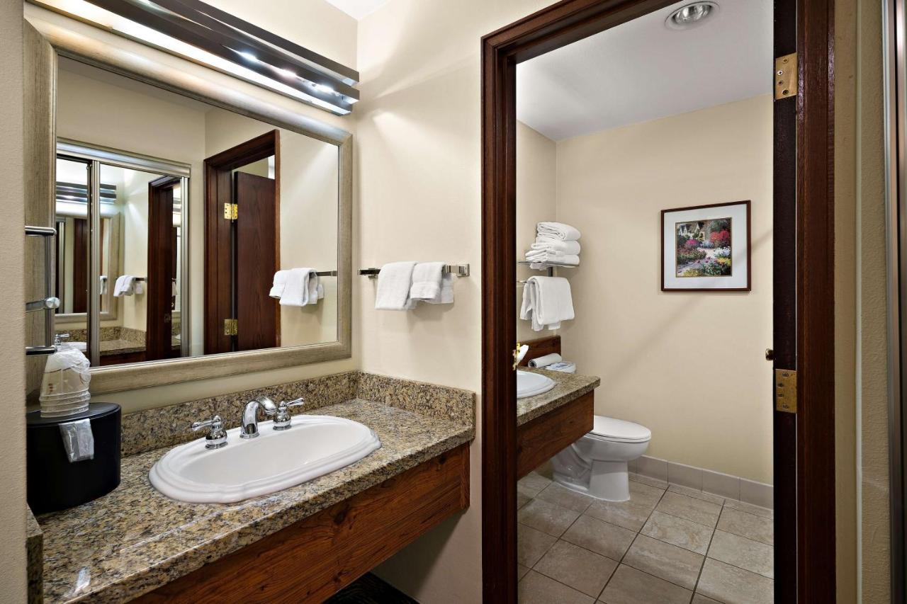 Suite with Three Queen beds at Best Western Plus Gold Country Inn