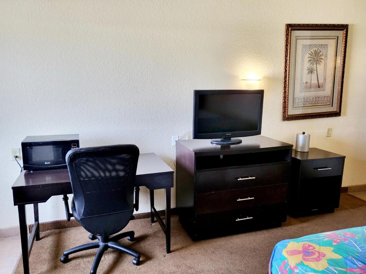 Deluxe King Room at Metro Inn & Suites