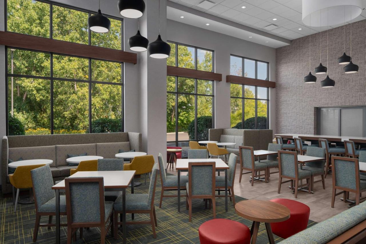 | Hampton Inn & Suites Grand Rapids-Airport 28th St