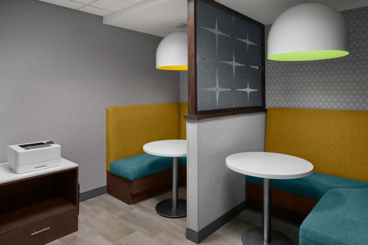| Hampton Inn & Suites Grand Rapids-Airport 28th St
