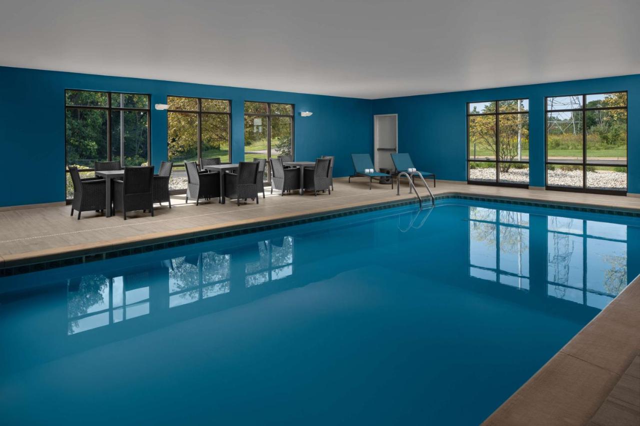 | Hampton Inn & Suites Grand Rapids-Airport 28th St