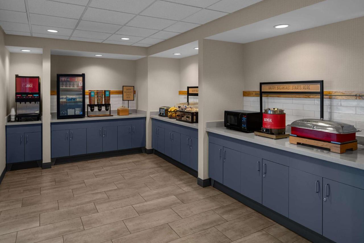 | Hampton Inn & Suites Grand Rapids-Airport 28th St