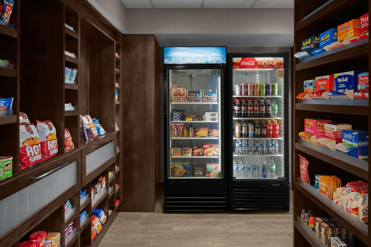 | Hampton Inn & Suites Grand Rapids-Airport 28th St
