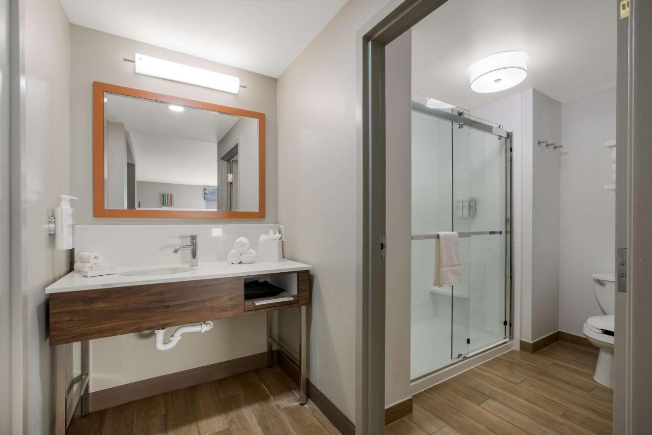 One-Bedroom King Suite - Non-Smoking at Hampton Inn Linden